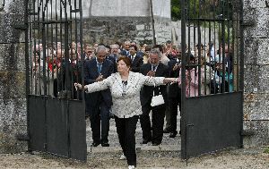 SÍMBOLO. Carmen Avendaño, fundadora de 'Madres contra la Droga', abre las puertas del Pazo de Bayón. / EFE