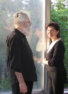 ANCIANO. Karadzic charla con una mujer no identificada. / AFP