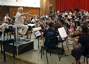 AL FRENTE. Barenboim, en el ensayo de ayer. / EDUARDO ABAD. EFE