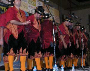 PRIMERA. 'La Comparsa de Momo' abrió la XII edición de la Noche Carnavalesca de La Línea. / D.L.