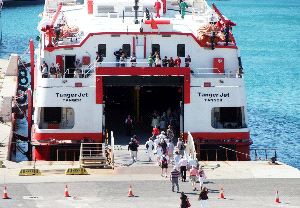 ACTIVIDAD. Turistas embarcan en uno de los buques que realizan la travesía Tarifa-Tánger. / SUR
