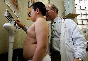 KILOS DE MÁS. Los especialistas avisan de que el sobrepeso y la obesidad cada vez hacen más estragos entre los niños. / SUR