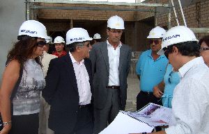 VISITA. Manuel Brenes acompañado de Francisca Pizarro y Tomás Herrera en el nuevo colegio de San Bernabé. / S. R. L.