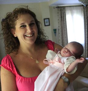 FELICIDAD. Mónika Bellido con su hija recién nacida, María, ya ambas en casa. / A. CARRASCO