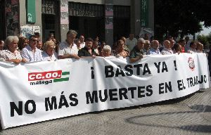 PROTESTA. Sindicalistas y trabajadores se concentran para reclamar más medidas de seguridad. / SUR