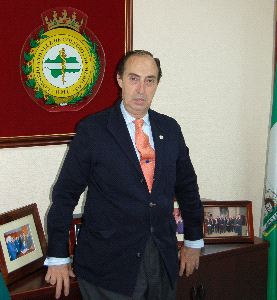 MÉDICOS. Carlos González-Vilardell en su despacho. SUR