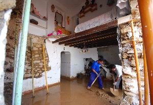 INUNDACIÓN. Una de las casas quedó en ruina como consecuencia de la lluvia. / EVA GUZMÁN