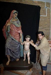 ARTISTA. Ruiz Montes, con el grupo escultórico. / EDUARDO NIETO