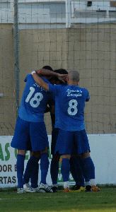 LETALES. Los jugadores del Puertollano celebran un gol. / G. S.