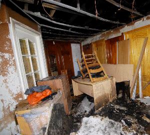 FUEGO. Un incendio arrasa una nave de bricolaje. / EVA GUZMÁN