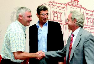 ACUERDO. Herrera, Mena y el directivo de La Caixa tras la rúbrica del convenio. / SUR