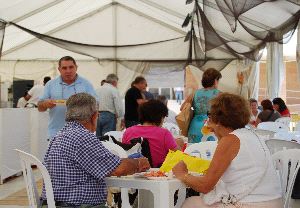 ALMUERZO. Muchos matrimonios y parejas acuden a las jornadas a medio día. / M.J.