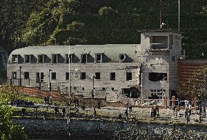 DESTROZOS. Los potentes coches bomba provocaron grandes boquetes en la comisaría de la Ertzaintza de Ondárroa (fotografía izquierda) y daños en cristales y ventanas de la sede de la Caja Vital en Vitoria. / AGENCIAS