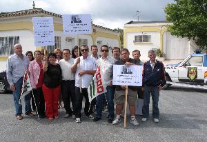 PROTESTA. Una empresa de seguridad impide el acceso a los empleados. / J. J. B.