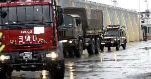 APOYO DEL EJÉRCITO La Unidad Militar         de Emergencia (UME) desembarcó en Ceuta en la tarde de ayer con 81 efectivos y 30 vehículos especiales. / EFE