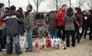 JÓVENES. El 'botellón' es la principal vía de acercamiento al consumo de alcohol. / JOSÉ ANIÉS
