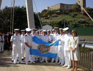 HOMENAJE. Miembros de la Armada, con la bandera de Fuengirola. / SUR