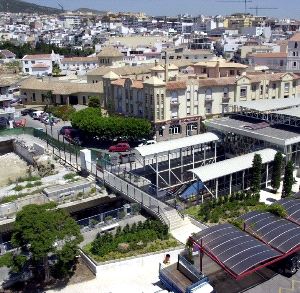 ARROYO. El núcleo urbano está dividido por las vías del tren. / SUR