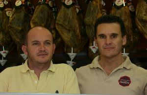 TRABAJO. Manolo y Antonio Marín, en su negocio. / J. M.