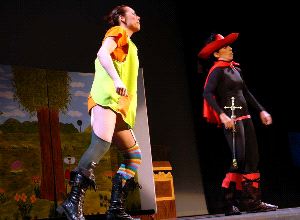 TEATRO. El personaje de Pipi y el gato con botas se conocen en Francia. / SUR