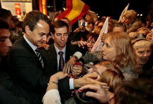 ALEGRÍA. Zapatero saluda a exiliadas españolas en Argentina, durante un mitin celebrado en Buenos Aires en 2007. / EFE