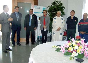 ACTO. Representantes de la empresa promotora, concejales del Ayuntamiento y el párroco, ayer. / E. C.