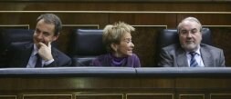 Zapatero ha acudido al Congreso a defender en persona los sucesivos paquetes de medidas anticrisis acompañado de su Gobierno. / EFE