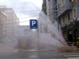La presión de la tubería creo una fuente en plena calle Salitre. / E. MENDOZA