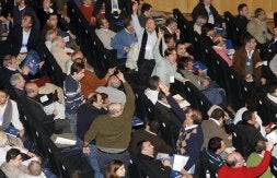 Los socios del Madrid, enzarzados en una discusión en la asamblea. / JOSÉ HUESCA. EFE