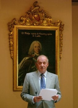 El Rey pronuncia un discurso en Navarra ante un retrato de Felipe V. / EFE