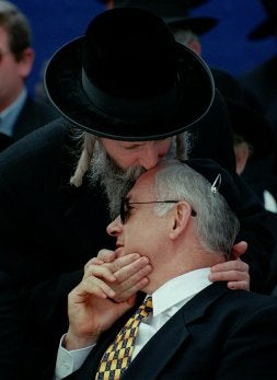 Un rabino ortodoxo besa a Netanyahu. / EPA
