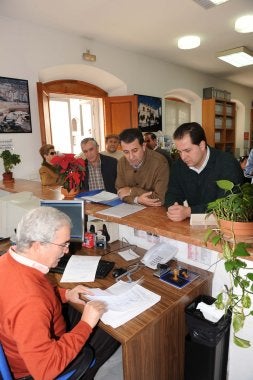 Un millar de vecinos se oponen a la construcción de un parking