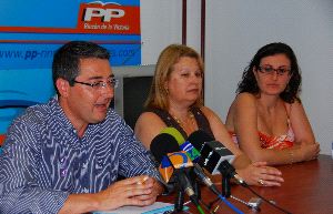 DIMISIÓN. Miriam López (derecha), junto a Cera y Salado. / E. G.