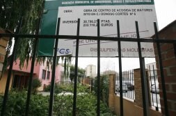 El edificio colinda con el Albergue Municipal de la calle Góngora. / SALVADOR SALAS