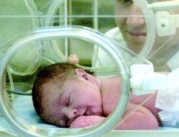 Los bebés que nacen antes de las 37 semanas de gestación suelen pasar a una incubadora como protección. / SUR