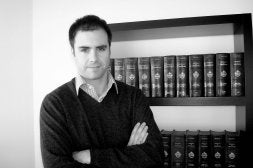 Alejandro de Luna, en su despacho. / J-L