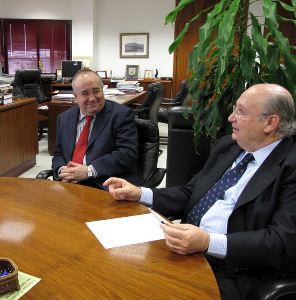 REUNIÓN. Moral (derecha) y Hoyo, ayer en la sede de la APBA. / SUR