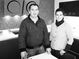 Carlos Martín y su mujer, Loli Jiménez, en su tienda. / E. C.