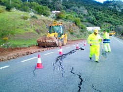 Se está habilitando un carril provisional por el arcén. /PLT