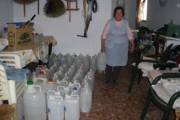 Ana Infante tiene en casa decenas de garrafas de agua potable cogida en una fuente pública de Antequera. / A. ROCHE