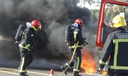 Los bomberos auxiliaron a 20 víctimas. / J-L