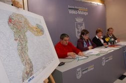 Salvador Marín, Dolores Fernández, Salomé Arrroyo y Manuel Rincón presentan el anteproyecto de la carretera. /EVA GUZMÁN