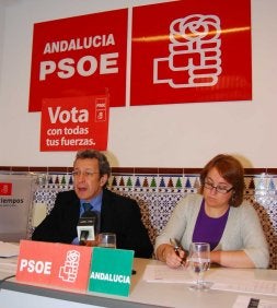 Luis Tomás y Encarnación Anaya en la rueda de prensa. /E. GUZMÁN