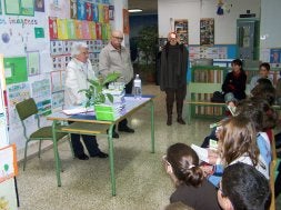 El autor de literatura infantil mantuvo una charla con los alumnos del colegio.