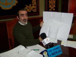El concejal de Turismo, ayer con uno de los proyectos. / E. C.