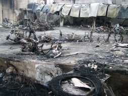 El fuego se inició de madrugada en el patio donde están aparcadas las motos.