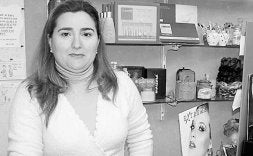 Mari Nieves Villena lleva siete años como dependienta. / E. C.