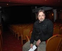 El actor marbellí, en el Teatro Ciudad de Marbella. / J-L