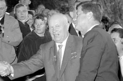 Kruschev y Kennedy coincidieron en 1961 en la residencia del embajador estadounidense en Viena. / AP
