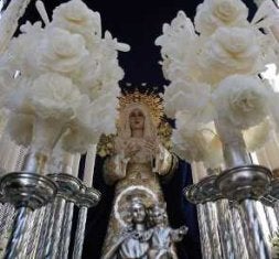 María Santísima de la Alegría en las calles de Algeciras./ A. CARRASCO Detalle de un nazareno en la tarde algecireña./ A. C.